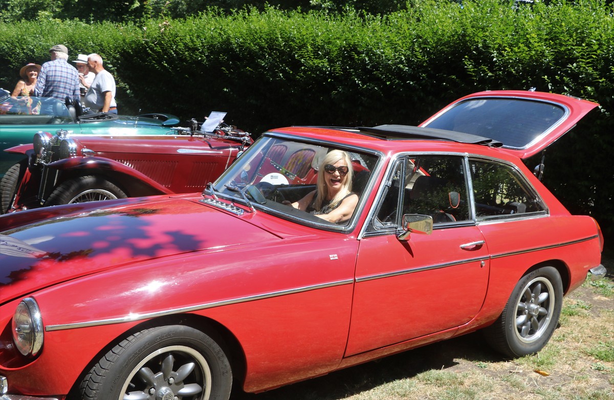 The Mayor about to escape with one of the Classic Cars